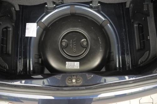 Toroidalny zbiornik LPG umieszczono we wnęce koła zapasowego. Pojemność 36 l pozwala pokonać na gazie ponad 500 km.