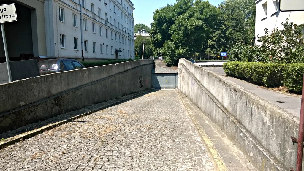 Garaż podziemny na os. Centrum A jest w rzeczywistości dawnym schronem przeciwatomowym