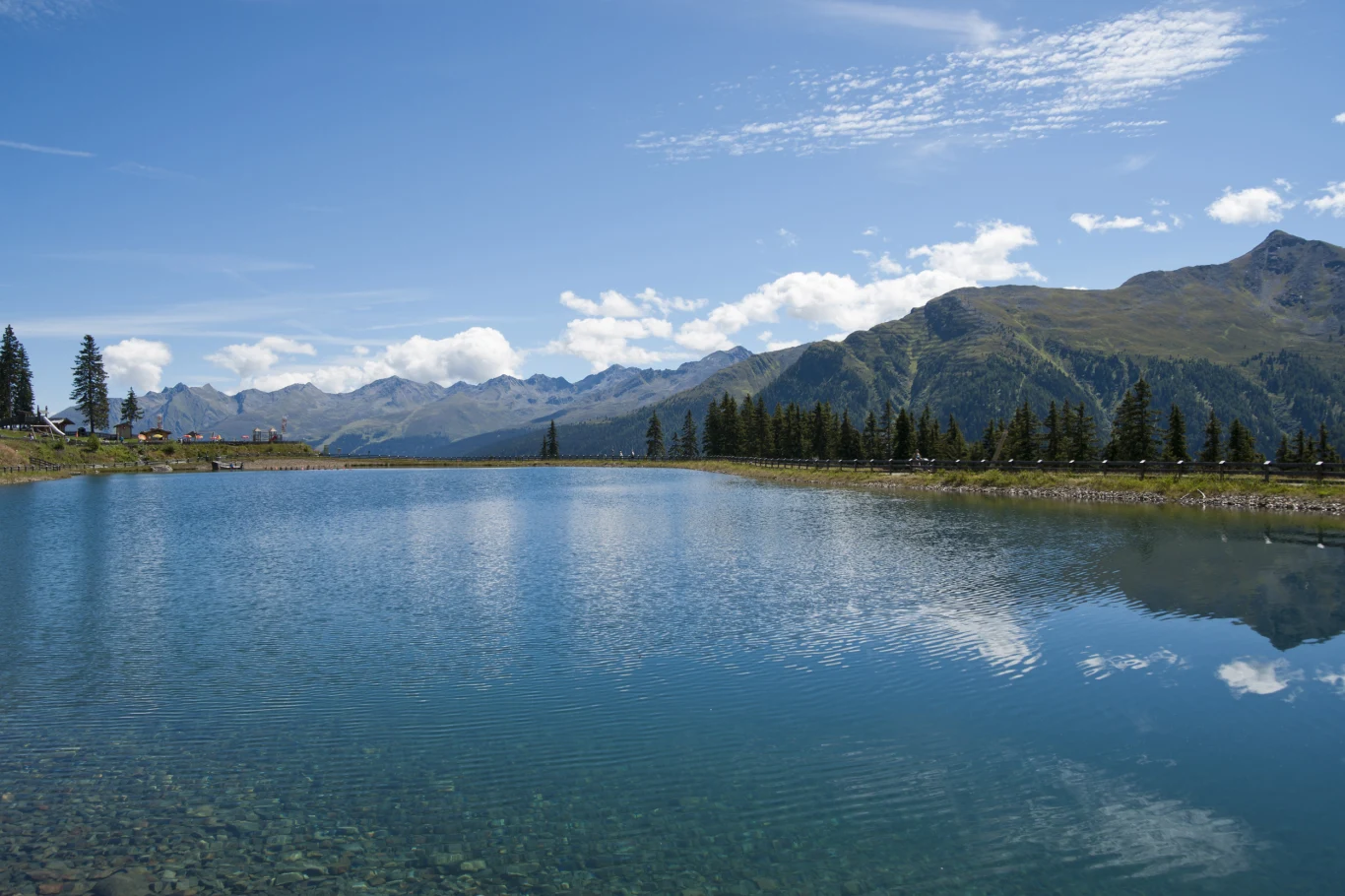 Nad jeziorem w Kappl, fot. Tourismusverband Paznaun – Ischgl Nad jeziorem w Kappl, fot. Tourismusverband Paznaun – Ischgl