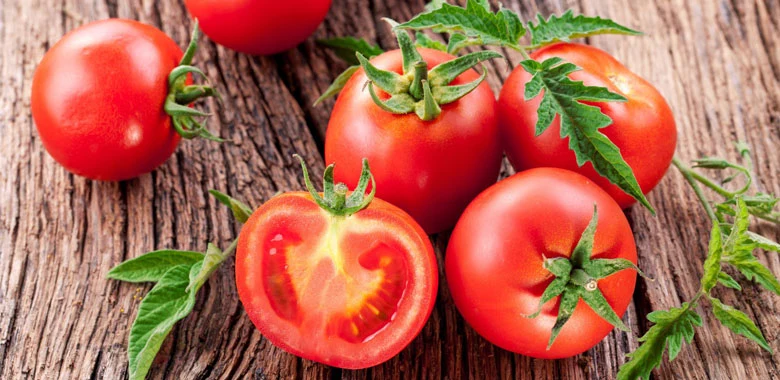 Pomidory są nie tylko smaczne i zdrowe. Można wykorzystać je również do pielęgnacji skóry. 