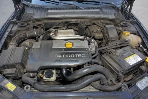 Silnik 2.0 DTI to jednostka starej generacji, ale ma już bezpośredni wtrysk paliwa i łańcuch rozrządu.