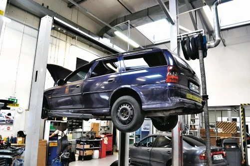 Na podnośniku nie stwierdziliśmy większych niedomagań Vectry. Silnik był tylko lekko zapocony, a zawieszenie nie miało większych luzów. To konstrukcja pancerna. Z przodu jego obsługa jest bardzo tania i z tego względu było serwisowane na bieżąco. Stan tylnych tulejek wahaczy także nie budził zastrzeżeń (były już wymieniane). Tarcze hamulcowe były w idealnym stanie - niedawno wymieniono je razem z klockami. Korozja na szczęście nie naruszyła jeszcze elementów konstrukcji nośnej. Na układzie wydechowym (to już drugi) pojawiły się ślady korozji, ale nadal zachowywał szczelność.