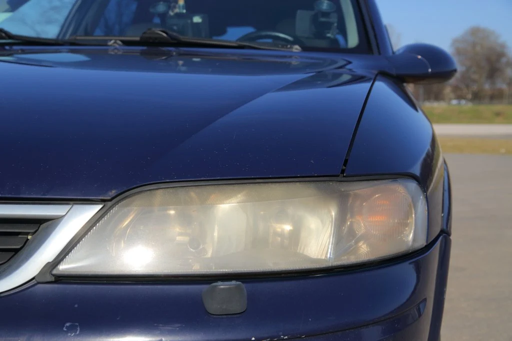 POPULARNY PROBLEM: ze starości zmatowiały lampy. Można je wypolerować, lub kupić nowe. Popularne zamienniki kosztują 100 zł/szt.