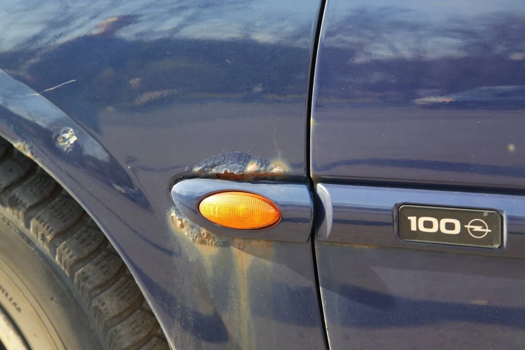 WALKA Z KOROZJĄ: nawet z takimi ogniskami korozji lakiernik sobie poradzi, ale efekt utrzyma się maksymalnie 2-3 lata i rdza powróci.