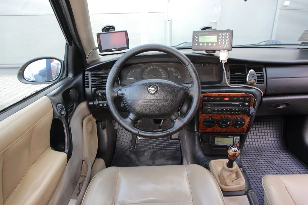 „Szybka” przed zestawem wskaźników zmatowiała ze starości, ale wszystko działa jak należy. Na zdjęciu widać wyposażenie Taxi – taksometr (na dole), terminal (po prawej u góry).