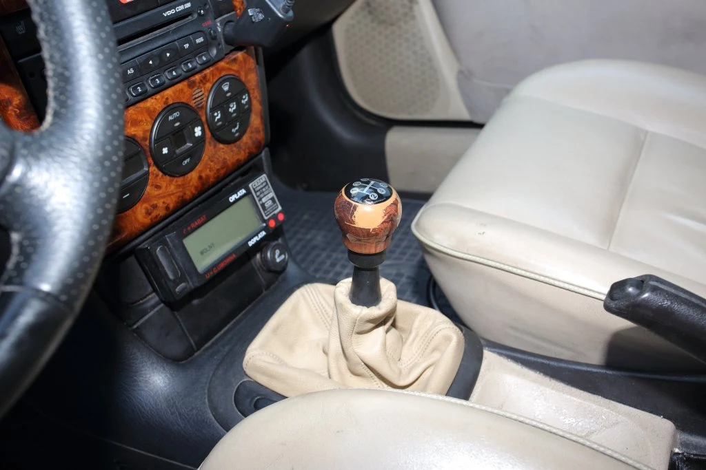 Lewarek zmiany biegów jest wyraźnie wytarty, ale wciąż przyjemny w dotyku. Mieszek był już wymieniany.