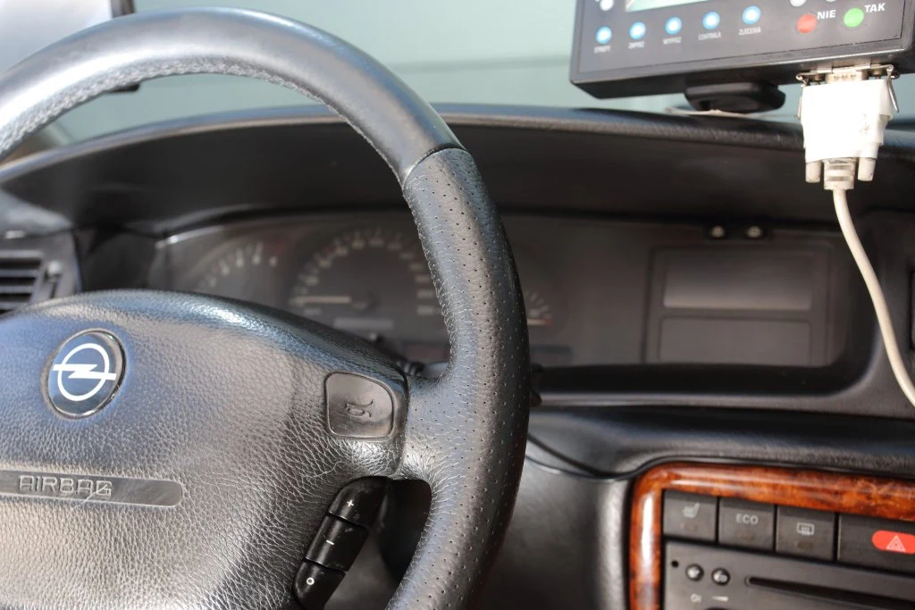 Użytkownik zlecił obszycie kierownicy – jest wykonane estetycznie, z dwóch rodzajów skóry – perforowanej i gładkiej.