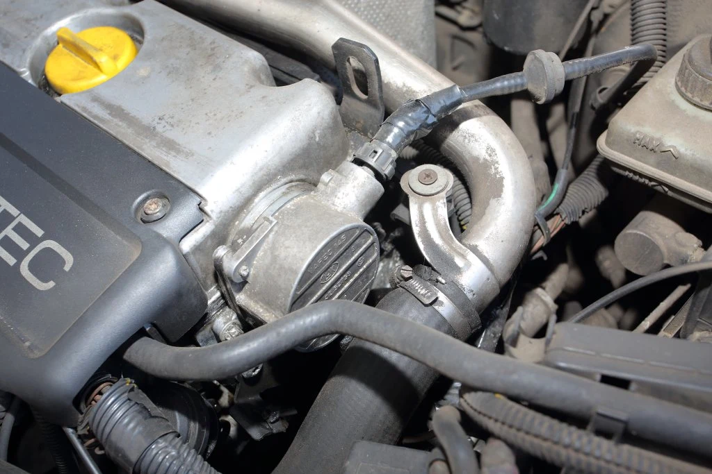 PRZEWÓD WSPOMAGANIA: uległ uszkodzeniu podczas przekładania silnika. Bez niego nie działa „serwo” hamulców.