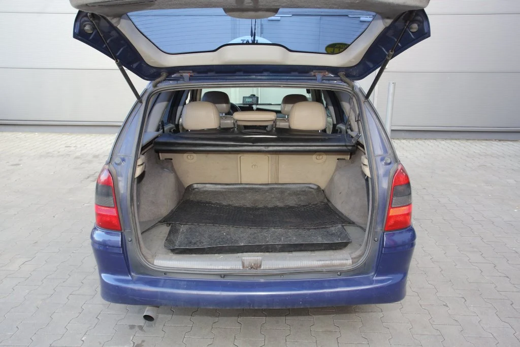 Pojemność bagażnika ograniczają wnęki nadkoli. Ale i tak mieści 460-1490 l.