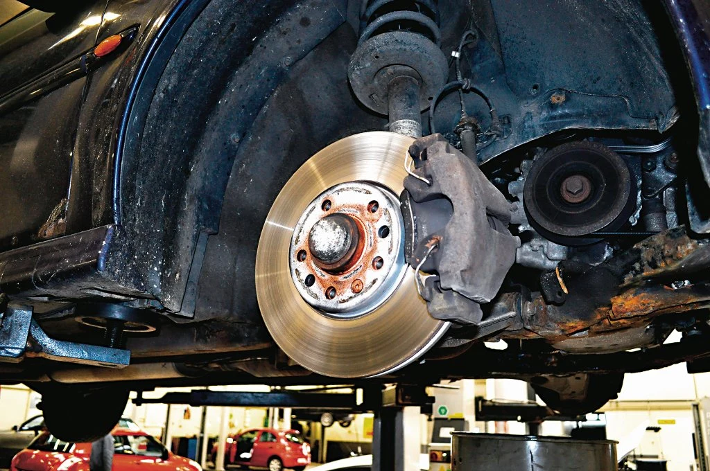 TARCZE HAMULCOWE: na Taxi tarcze wytrzymują ok. 50 tys. km. Markowy komplet kosztuje 300 zł.