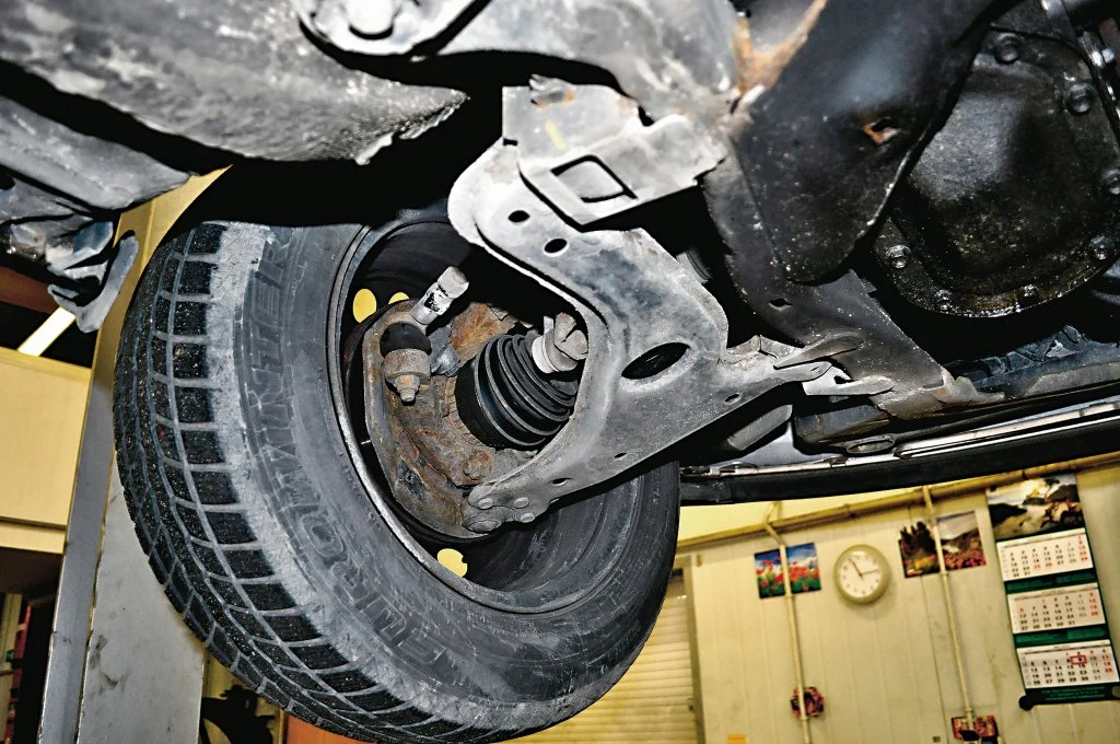 ZAWIESZENIE PRZEDNIE: raz w roku wymienia się jakiś sworzeń lub łącznik stabilizatora. Koszt ok. 100-150 zł.