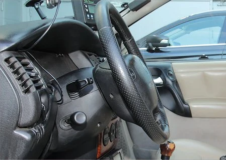 PRAKTYCZNE I ORYGINALNE: dodatkowa dźwignia zwalnia blokadę regulacji kąta położenia kierownicy. To patent w amerykańskim stylu.