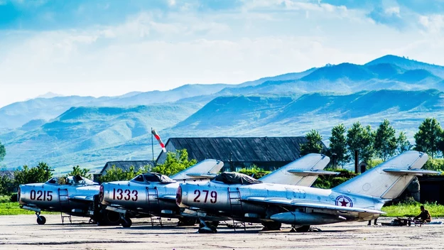 Siły Powietrzne dysponują ponad setką Shenyang J-5 (kopia radzieckiego MiG-17), które kupiły jeszcze w latach 60-tych