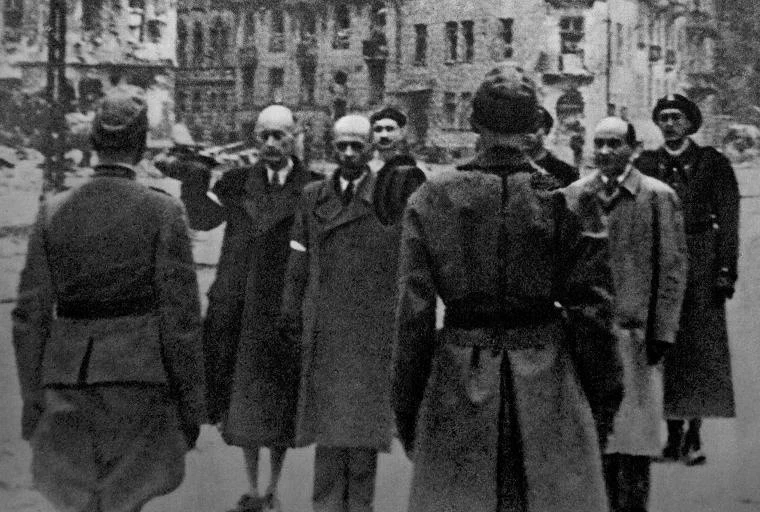 Upadek Powstania Warszawskiego - generałowie "Bór" Komorowski i "Monter" Antoni Chruściel udają się na rozmowy z dowództwem niemieckim