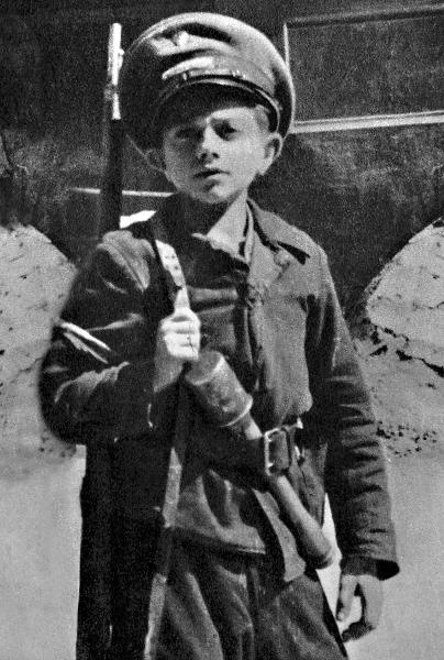 Mały powstaniec w rynsztunku bojowym 