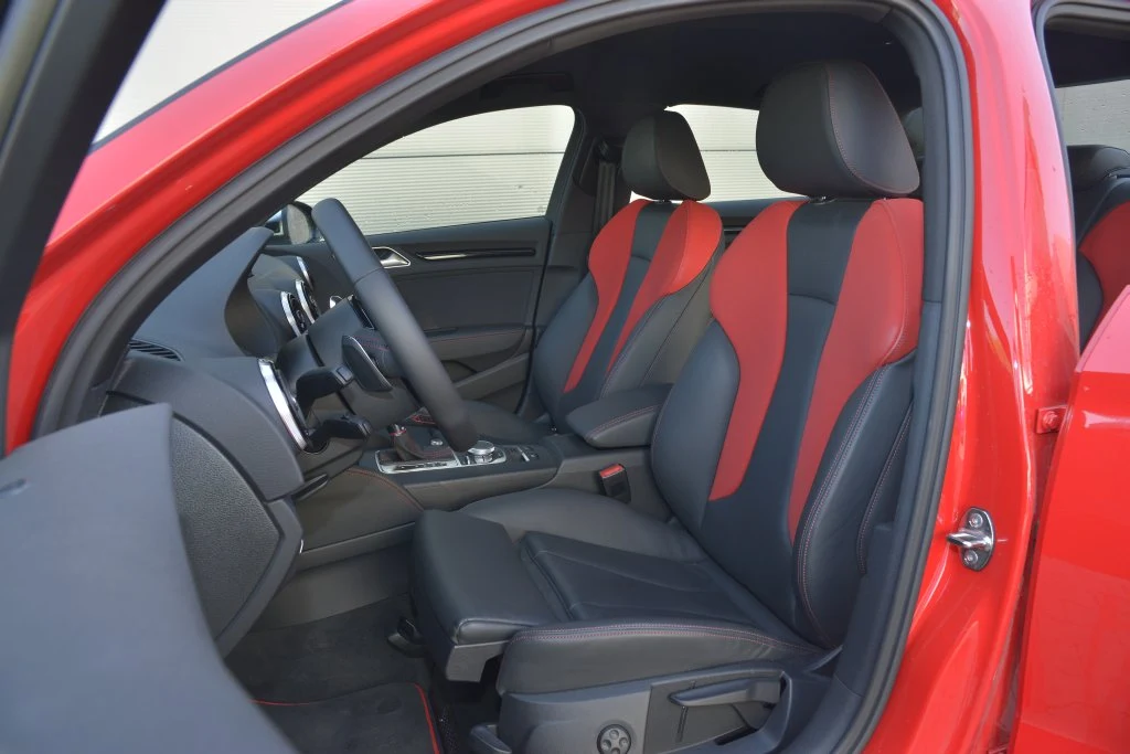 Fotele Audi S3 mają seryjną regulację długości siedziska i spoczywają bardzo nisko nad podłogą, zapewniając kierowcy świetną pozycję.