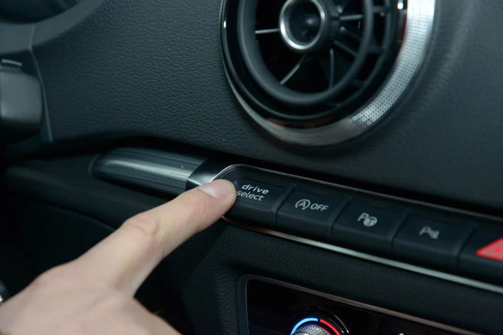 Drive select służy do zmiany ustawień auta. Do wyboru są: Efficiency, Comfort, Auto, Dynamic oraz Individual. Ostatnie pozwala na zastosowanie własnych preferencji.
