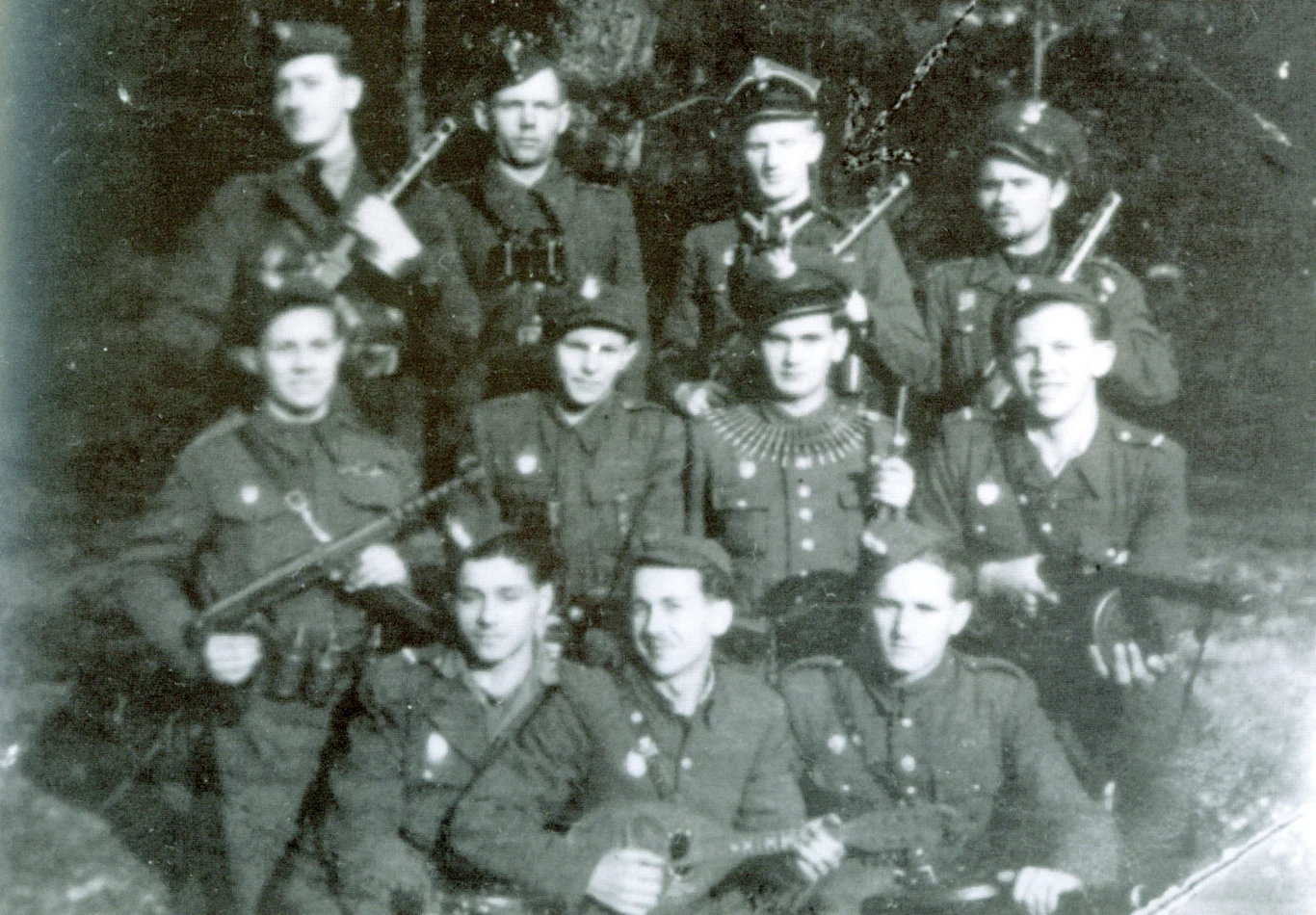 Oddział partyzancki NSZ por. Zygmunta Jezierskiego „Orła” (dowódca stoi w górnym rzędzie, drugi od lewej). Okolice Mrozów, maj 1948 r. Oddział partyzancki NSZ por. Zygmunta Jezierskiego „Orła” (dowódca stoi w górnym rzędzie, drugi od lewej). Okolice Mrozów, maj 1948 r.