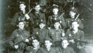 Oddział partyzancki NSZ por. Zygmunta Jezierskiego „Orła” (dowódca stoi w górnym rzędzie, drugi od lewej). Okolice Mrozów, maj 1948 r.