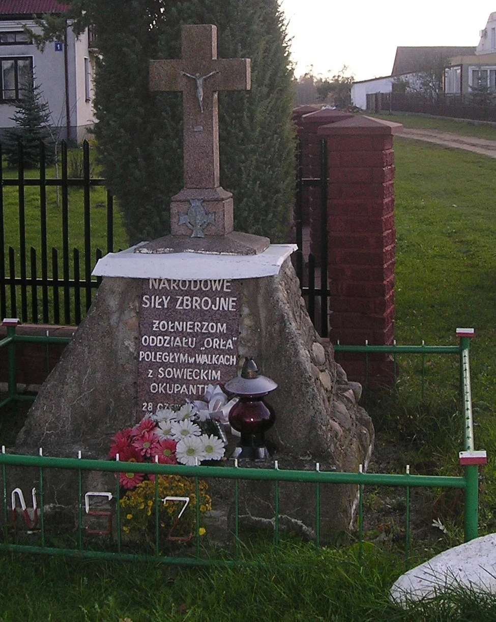 Pomnik w Grodzisku koło Mrozów, na zachodnim Mazowszu Pomnik w Grodzisku koło Mrozów, na zachodnim Mazowszu