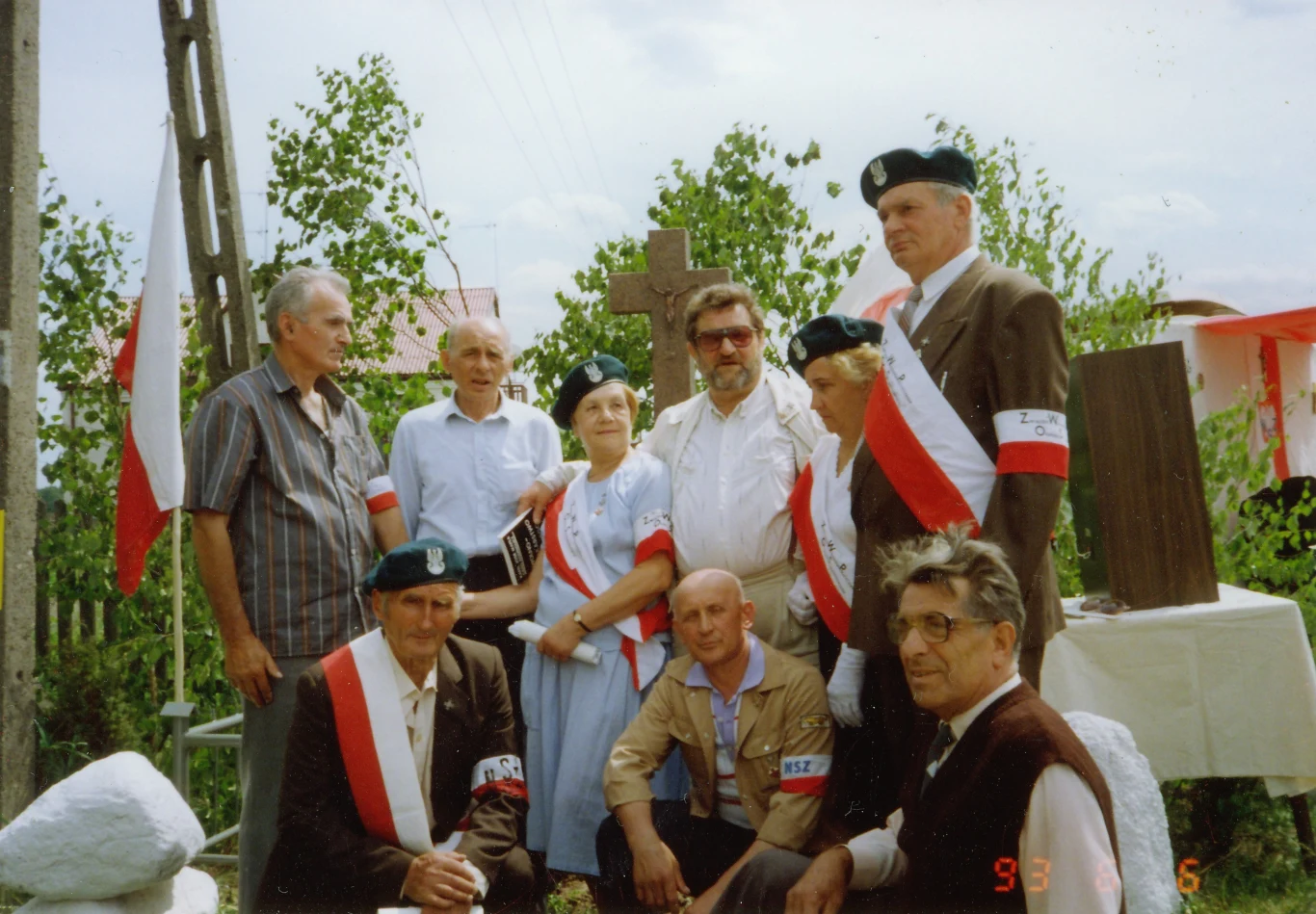 Żołnierze oddziału NSZ „Orła” i członkowie ich siatki terenowej (Grodzisk, 1993 r.). Stoją od lewej: NN, Czesław Grzywacz, Zofia Borucińska, Jan Artur Kochański, NN, Władysław Kurowski. Siedzą: Eligiusz Malesa, Waldemar Pistolin, Czesław Zadrożny Żołnierze oddziału NSZ „Orła” i członkowie ich siatki terenowej (Grodzisk, 1993 r.). Stoją od lewej: NN, Czesław Grzywacz, Zofia Borucińska, Jan Artur Kochański, NN, Władysław Kurowski. Siedzą: Eligiusz Malesa, Waldemar Pistolin, Czesław Zadrożny