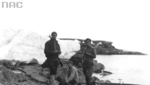 Polska ekspedycja na Wyspie Niedźwiedziej. Członkowie ekspedycji nad brzegiem morza: Czesław Centkiewicz (pierwszy zlewej) oraz dwaj telegrafiści: Oien i Andressen