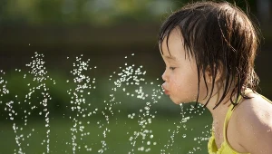 Nie pozwalaj dziecku chlapać się w fontannie – może tam „złapać” gronkowca