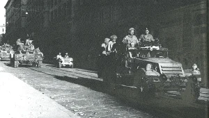 Żołnierze Pułku Ułanów Karpackich wkraczają do zdobytej Ankony, 18.07.1944 r.