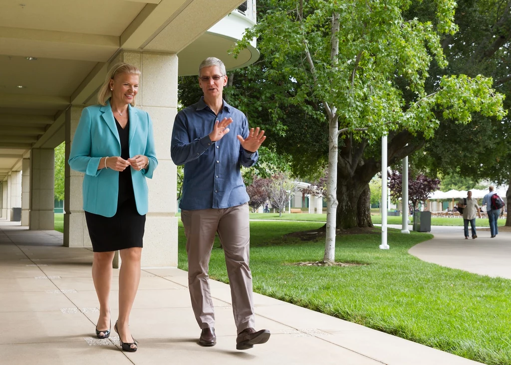 Virginia Rometty (CEO IBM) i Tim Cook (CEO Apple) rozmawiają o przyszłości ich firm Virginia Rometty (CEO IBM) i Tim Cook (CEO Apple) rozmawiają o przyszłości ich firm