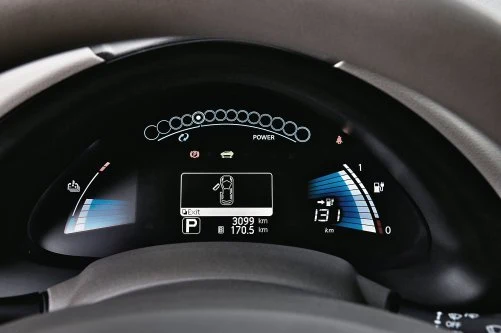 W elektrycznym Nissanie Leafie klasyczne kontrolki giną pośród ekranów ciekłokrystalicznych...