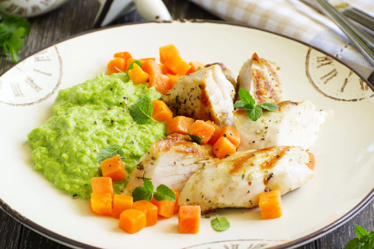 Purée z bobu smakuje doskonale z mięsem oraz rybą Purée z bobu smakuje doskonale z mięsem oraz rybą