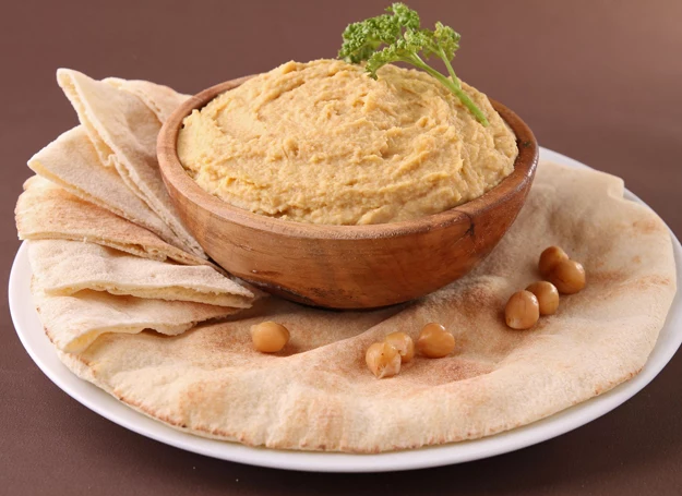 Hummus możesz podawać z chlebem pita