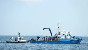 Nurkowie podnoszą elementy dział