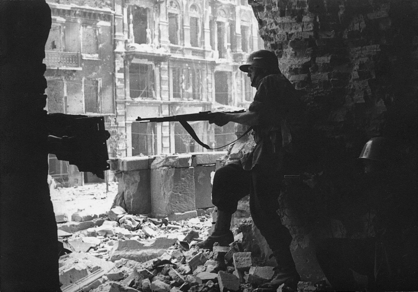 Powstanie Warszawskie, 1944. Krakowskie Przedmieście , kościół Świętego Krzyża. Fotografia pochodzi z serii pocztówek, wydanych przez autora wlasnym sumptem ok.1945