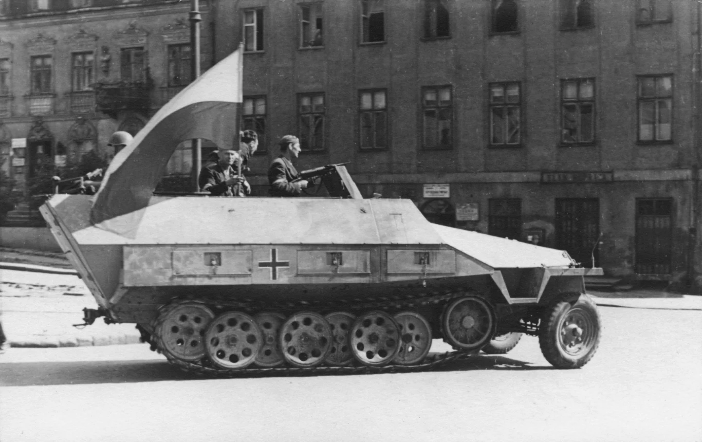 Powstanie Warszawskie, zdobyczny niemiecki transporter opancerzony . Fotografia pochodzi z serii pocztowek, wydanych przez autora wlasnym sumptem ok. 1945 