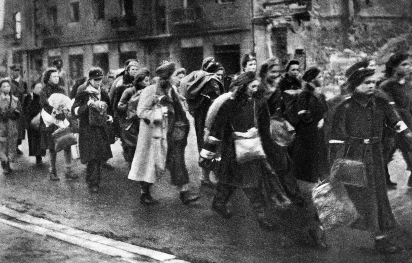 Powstanie Warszawskie, oddziały powstańcze opuszczaja miasto po kapitulacji 