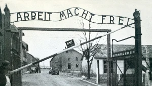 Brama do obozu w Oświęcimiu, w którym było archiwum (zdjęcie ilustracyjne)