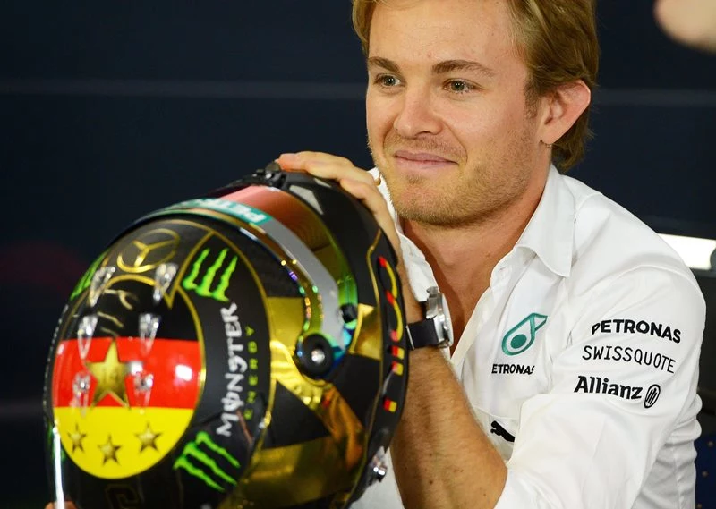 Nico Rosberg z kaskiem, na którym umieścił flagę niemiecką i cztery gwiazdki