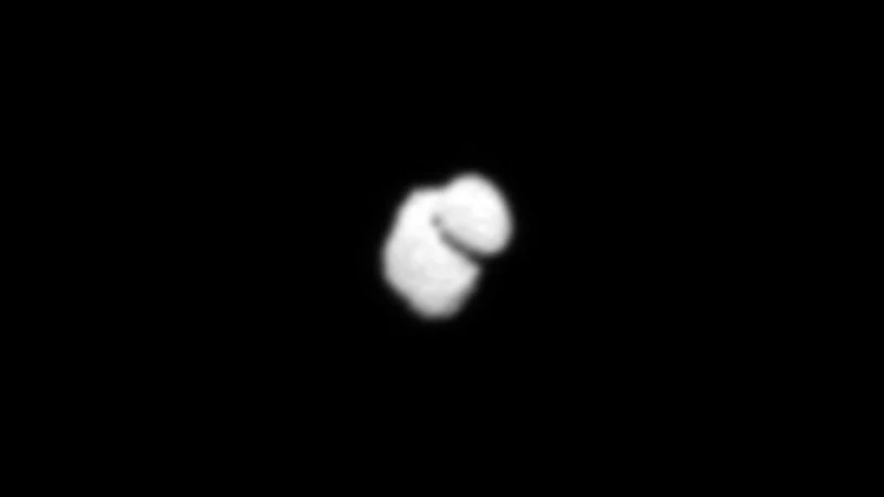 Interpolowane zdjęcie jądra komety 67P z kamery OSIRIS sondy Rosetta, 14 lipca 2014 Interpolowane zdjęcie jądra komety 67P z kamery OSIRIS sondy Rosetta, 14 lipca 2014