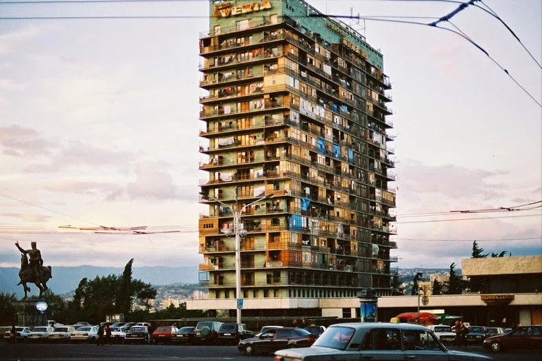 Hotel Radisson Blu Iveria w czasach, gdy zamieszkiwali go uchodźcy z Abchazji