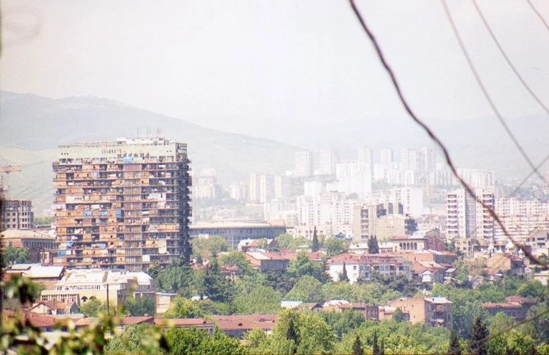 Panorama miasta z 2002 roku. Blu Iveria wygląda jak wyjęty z brazylijskich faweli