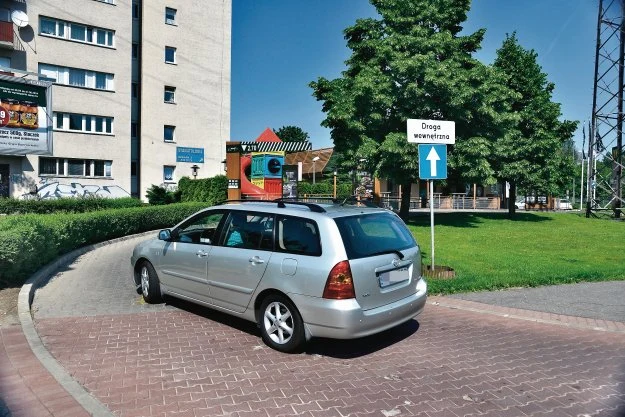 Przed wjazdem na drogę wewnętrzną powinien stać znak informacyjny. W praktyce często znaku nie ma lub jest niewidoczny. Przed wjazdem na drogę wewnętrzną powinien stać znak informacyjny. W praktyce często znaku nie ma lub jest niewidoczny.
