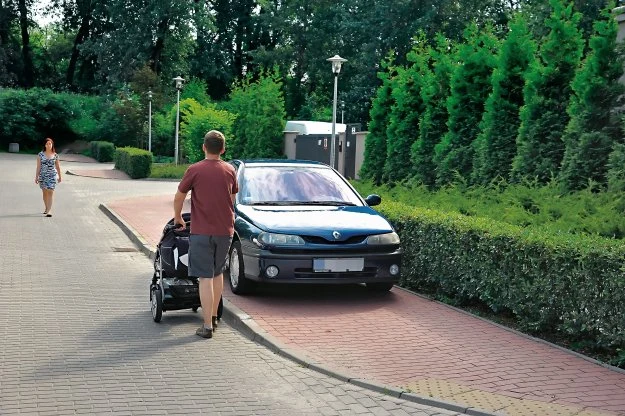 Na drodze wewnętrznej nie dostaniemy mandatu za parkowanie na chodniku. Na drodze wewnętrznej nie dostaniemy mandatu za parkowanie na chodniku.