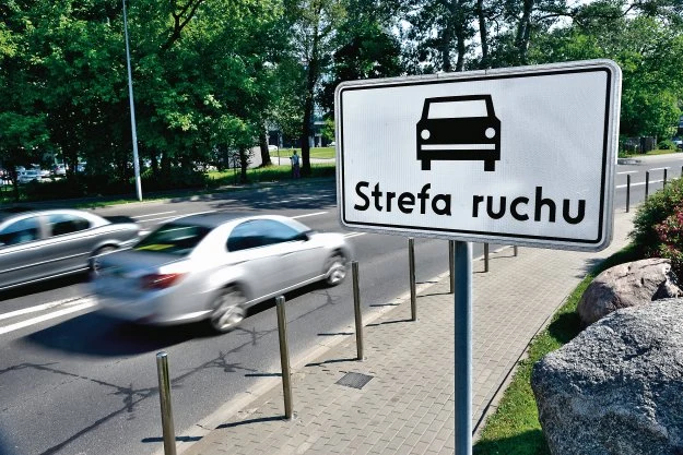 W strefie ruchu kierowców obowiązują nie tylko znaki drogowe, ale także wszelkie zapisy z kodeksu ruchu drogowego. W strefie ruchu kierowców obowiązują nie tylko znaki drogowe, ale także wszelkie zapisy z kodeksu ruchu drogowego.