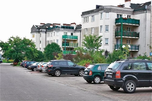 Uwaga! W strefie zamieszkania można parkować tylko na miejscach parkingowych. Uwaga! W strefie zamieszkania można parkować tylko na miejscach parkingowych.