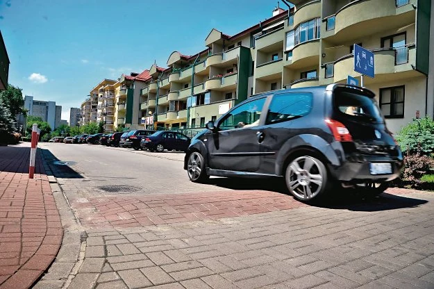 W strefie zamieszkania progi zwalniające nie muszą być poprzedzone znakami. W strefie zamieszkania progi zwalniające nie muszą być poprzedzone znakami.