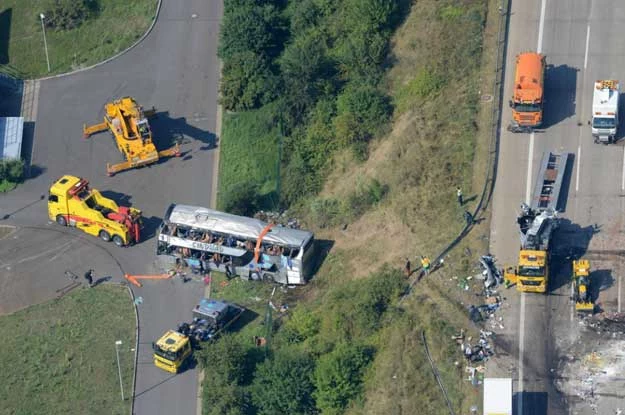 Polski autobus uderzył w tył ukraińskiego autokaru, przebijając barierkę zjechał na lewy pas ruchu i zderzył się czołowo z nadjeżdżającym z przeciwnego kierunku polskim minibusem, a następnie stoczył się z 10-metrowego nasypu