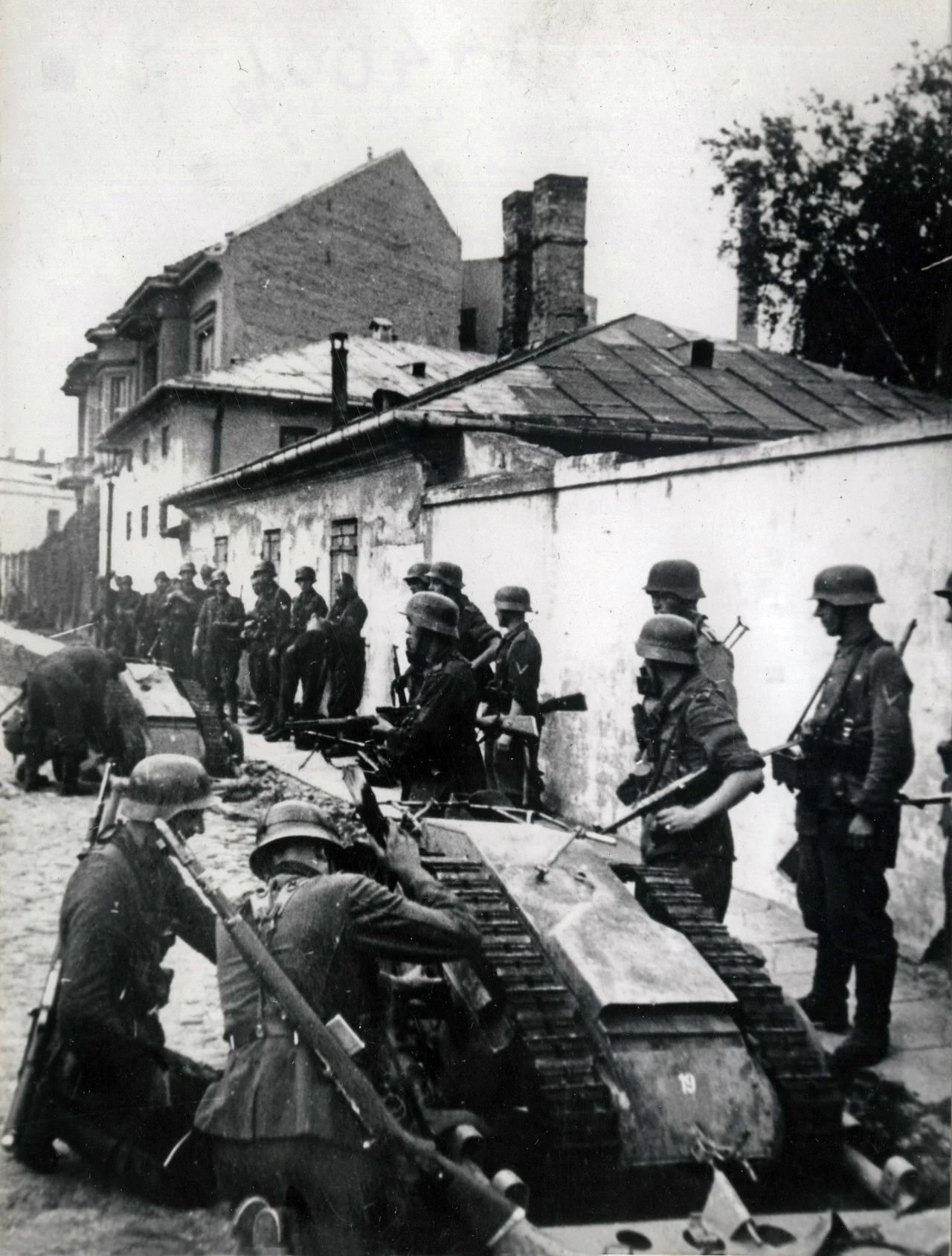 Powstanie Warszawskie, Niemcy przygotowują Goliaty do ataku, 1944 