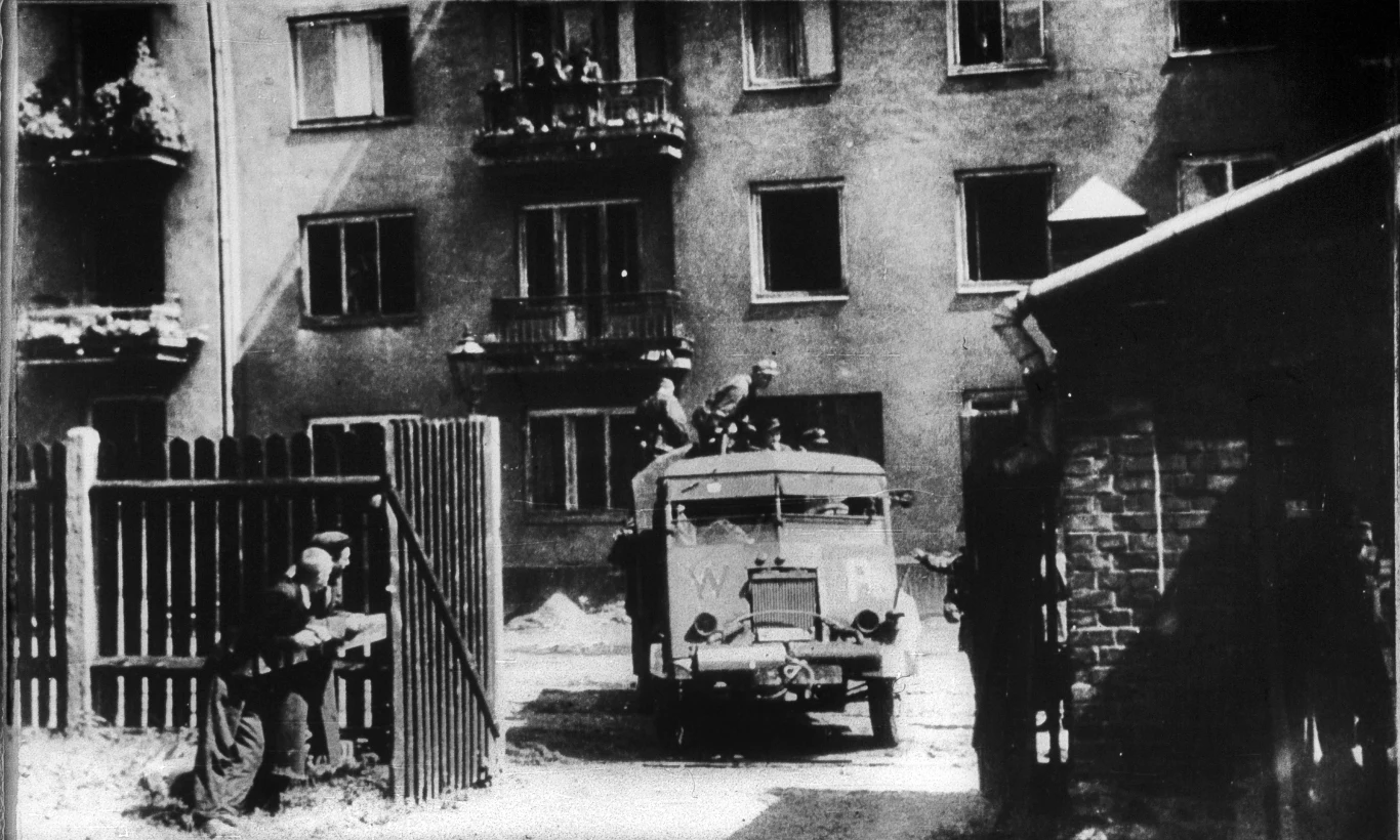 Powstanie Warszawskie, powstańczy opancerzony samochód ciężarowy na Placu Małachowskiego