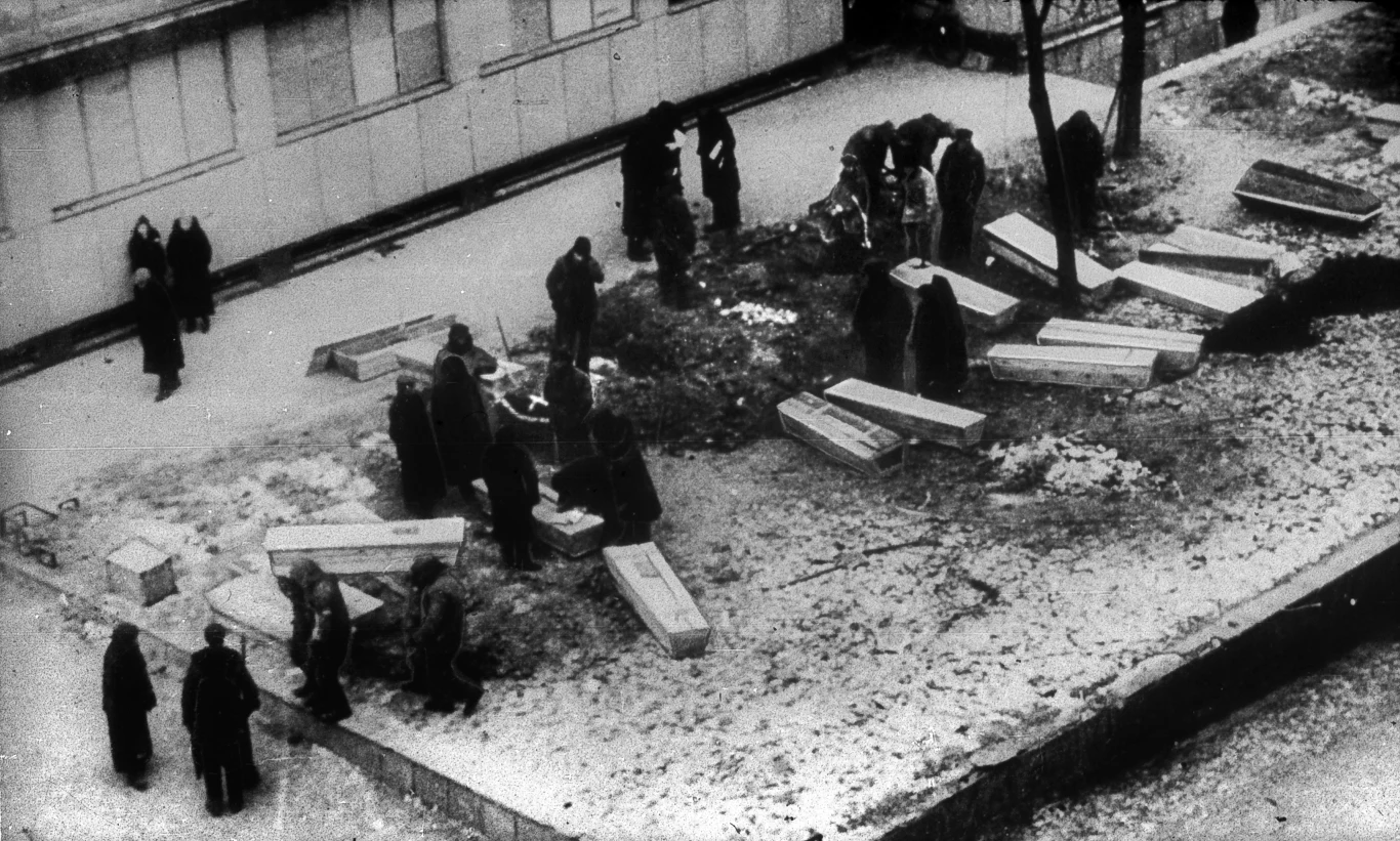 Powstanie Warszawskie, pogrzeby na warszawskich trawnikach